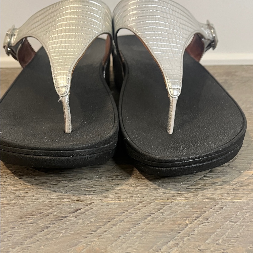 FitFlop The Shiny Silver Reptile Thong Flip Flops Sandals 350-011 Womens SZ 10 - Picture 5 of 7